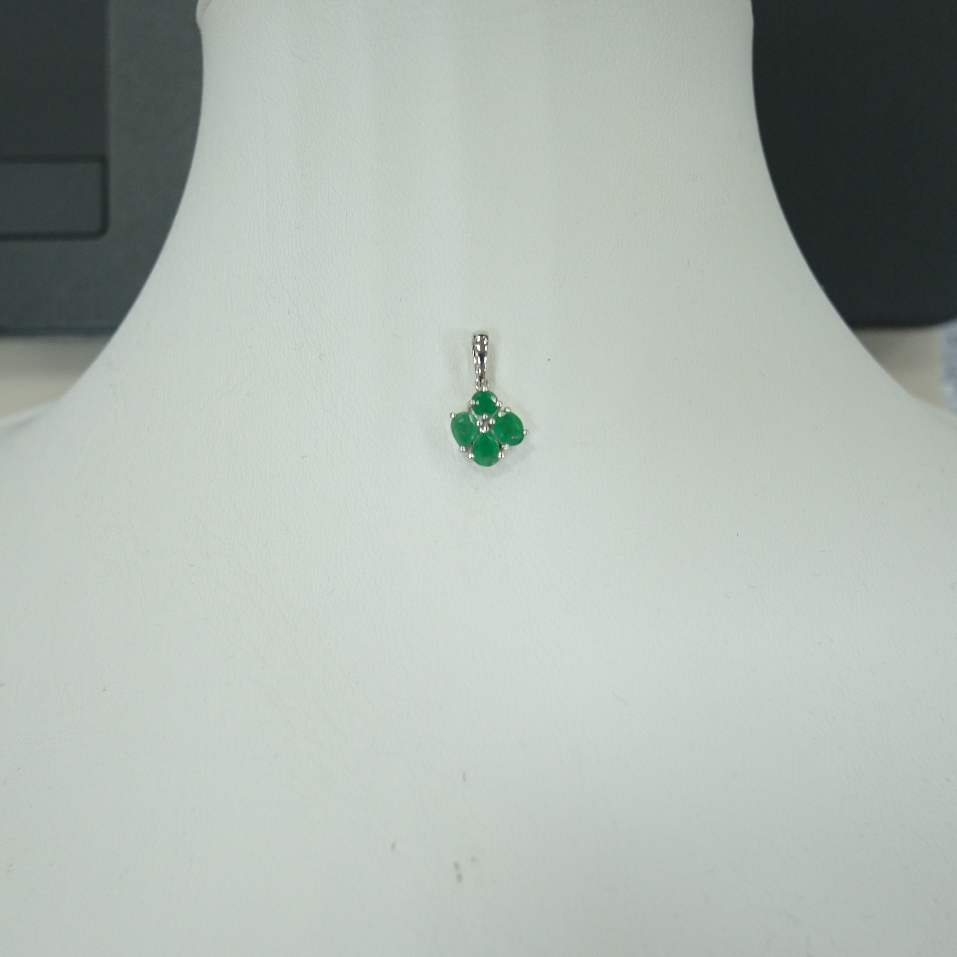 Серебряная подвеска с изумрудами "Цветок"